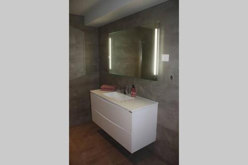 史特林Meget flott leilighet i Stryn sentrum的浴室设有白色水槽和镜子