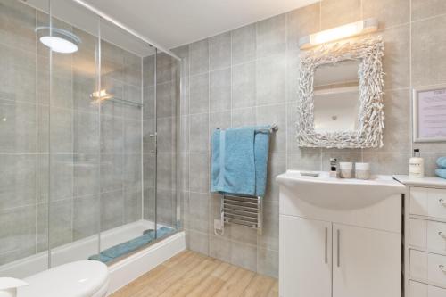 滕比蔻驰旅馆的带淋浴、盥洗盆和镜子的浴室