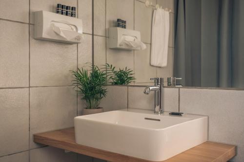 Brobyværk波罗比威尔克库洛酒店的浴室设有白色水槽和镜子
