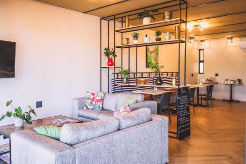 巴利托Le Bezz Guesthouse的客厅配有两张沙发和一张桌子