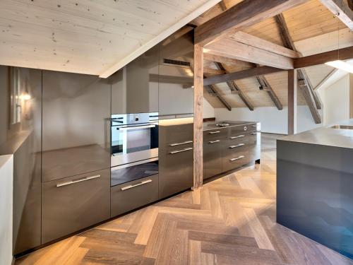 韦吉斯Boutique Guesthouse Villa Pescheria B&B的厨房配有不锈钢用具和木制天花板。