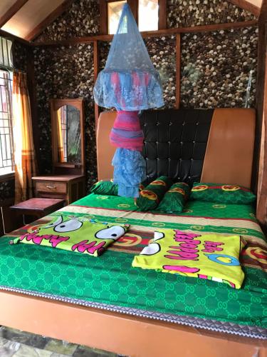 武吉拉旺Riverside Nature Bungalow - Namo Samsah Jungle Paradise的床上有蛋糕的床