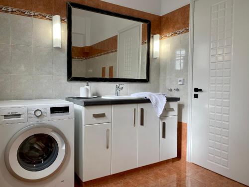 纳克索乔拉PORTA HOME modern and hospitable的一间带洗衣机和水槽的浴室
