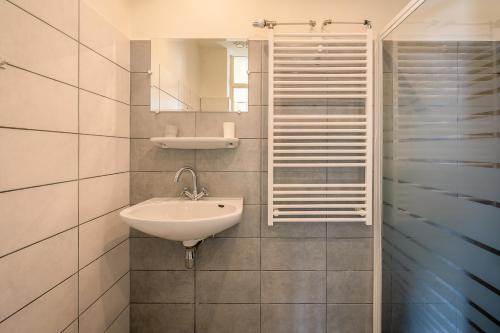德瓦尔Nieuwlanderweg 55的一间带水槽和镜子的浴室