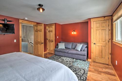 East BurkeSki-InandOut Burke Mtn Condo with Amenity Access!的一间卧室配有一张床和一张沙发