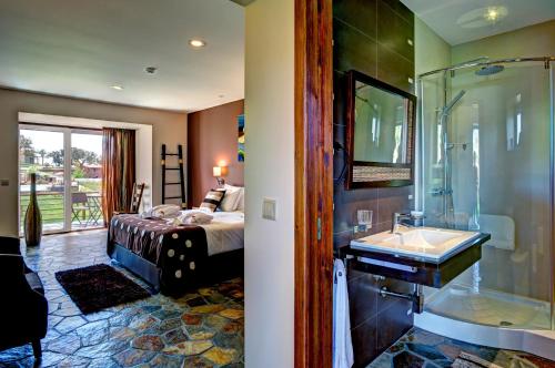 圣地亚哥-杜卡森蒙特西司徒酒店的一间卧室配有一张床,浴室设有水槽