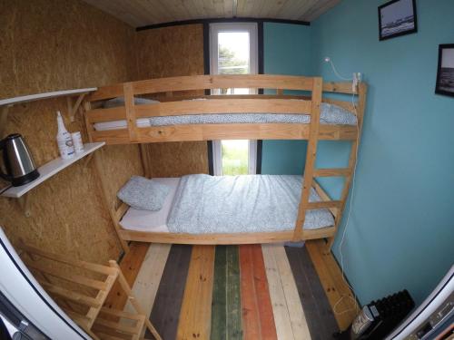 弗瓦迪斯瓦沃沃Pokoje Surf People的一间位于小房子内的卧室,配有两张双层床