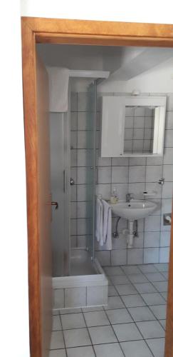 德雷斯Apartments Andrijana的带淋浴、盥洗盆和浴缸的浴室