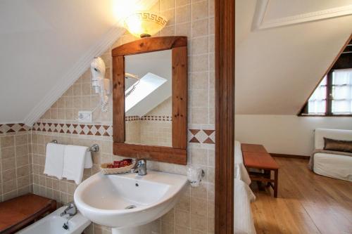 坎加斯-德奥尼斯厄尔埃斯皮诺乡村酒店的一间带水槽和镜子的浴室