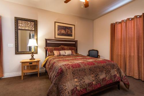 Two Bedroom Villa in the Heart of Branson!客房内的一张或多张床位