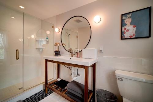 费城Artsy Hidden Gem - FREE PARKING的一间带水槽、镜子和卫生间的浴室