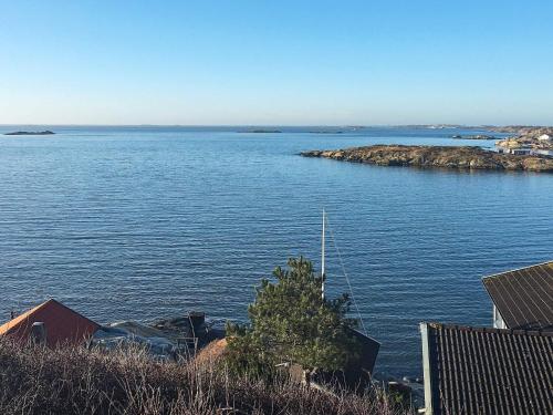 Hällsvik2 person holiday home in TORSLANDA的享有一大片水景