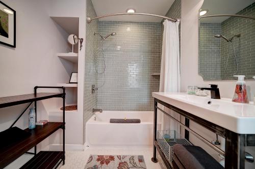 费城Artsy Hidden Gem --- FREE PARKING的带浴缸、水槽和淋浴的浴室