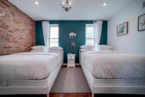 费城Artsy Hidden Gem -- FREE PARKING的蓝色墙壁客房的两张床