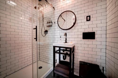 费城Artsy Hidden Gem -- FREE PARKING的一间带水槽、淋浴和镜子的浴室