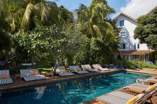 里约热内卢Santa Teresa Hotel RJ - MGallery的一座房子旁带躺椅的游泳池