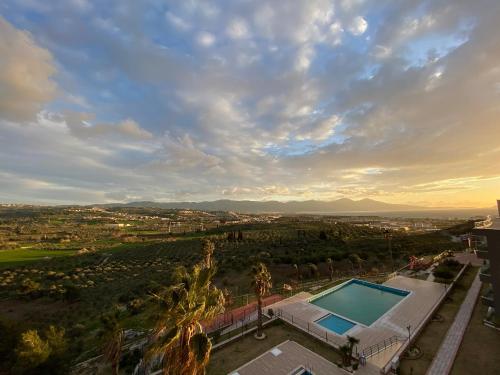库萨达斯Vista Panorama Kusadasi的享有带游泳池的别墅的空中景致