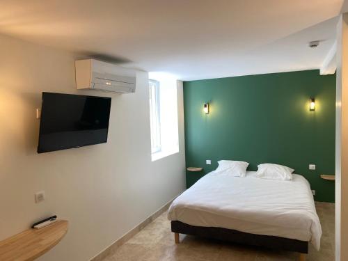 Jugeals-NazarethLa Clef des Champs的一间卧室设有一张床和绿色的墙壁