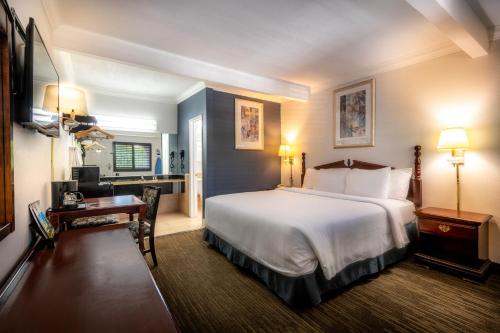 洛杉矶Hotel H-Wood的酒店客房设有一张大床和一张书桌。