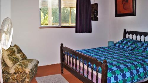 亚特兰蒂斯达La Chacra Holandesa的一间卧室配有婴儿床和椅子