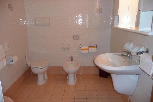 塔皮安诺都卡蕾酒店的浴室配有盥洗盆、卫生间和坐浴盆。