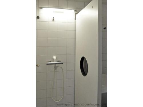 哥本哈根哥本哈根308公寓的浴室内配有淋浴和头顶淋浴
