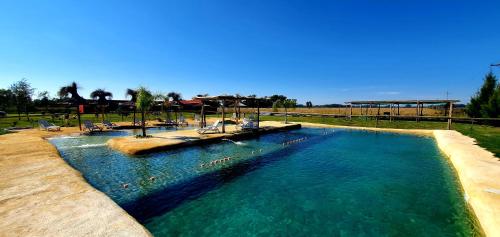 乌里韦拉雷亚La Maina Uribe的度假村内一个蓝色的大泳池