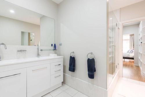 布鲁克林Luxe at Brooklyn - Hawkesbury River Marina的白色的浴室设有水槽和淋浴。