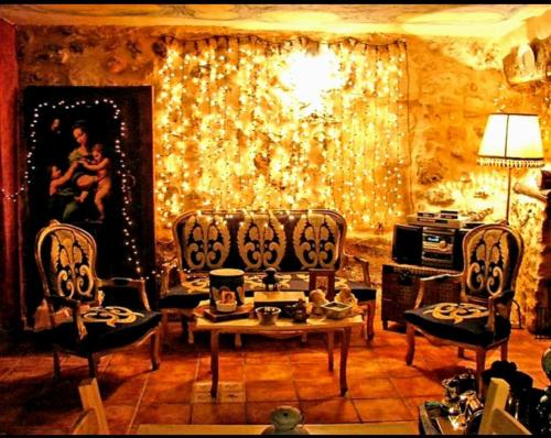 ValeriaRoom in Lodge - Romantic getaway to Cuenca The fifth的客厅配有两把椅子和一张桌子