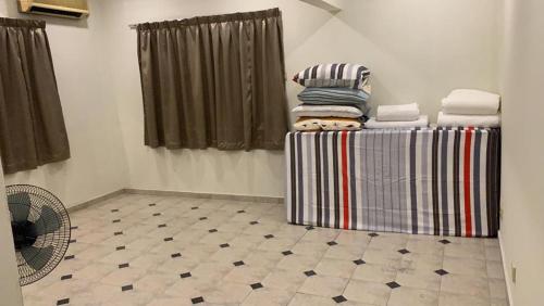 万挠NICE HOME VILLA, Bandar Country Homes, Rawang的客房配有毛巾架和风扇。