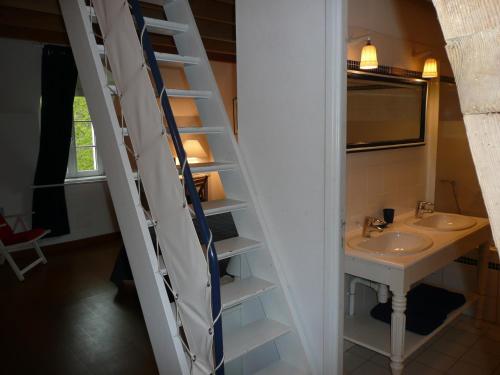 Leubringhen迪日卡农场旅馆的浴室设有水槽旁的梯子