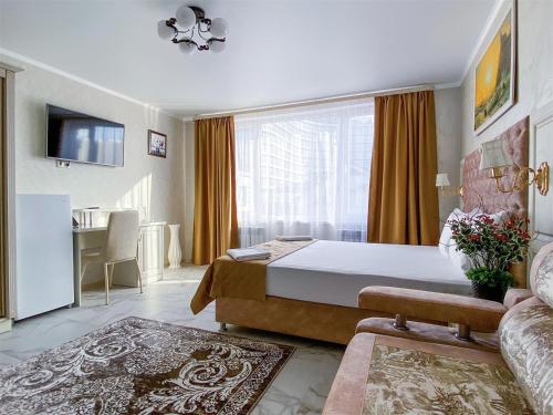 阿德勒Hotel ERMAK的一间卧室配有一张床、一张书桌和一个窗户。