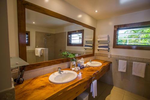 拉罗汤加朗德屋别墅酒店的一间带两个盥洗盆和大镜子的浴室