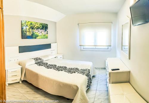 桑亨霍Apartamento Mardevela的一间卧室设有两张床和窗户。