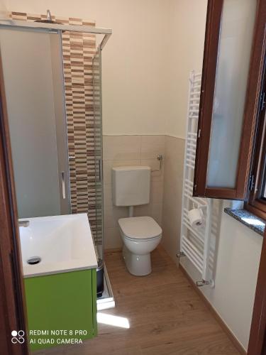 PeveragnoTrattoria della Posta的一间带卫生间和水槽的小浴室