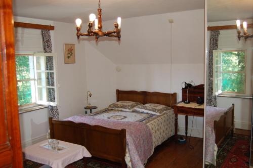 Hatrival莱斯吉奈住宿加早餐旅馆的卧室配有床、桌子和窗户。