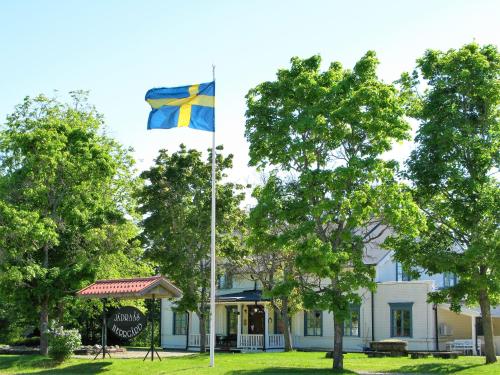 JädraåsSTF Jädraås Herrgård的建筑物前悬挂的旗帜