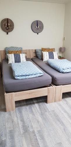 霍夫多普JaBaKi Child friendly home的木平台上的两张床