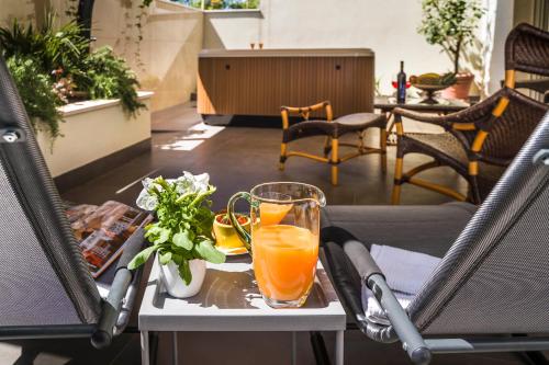 斯普利特Amaris luxury apartments的一张桌子,上面放着两杯橙汁