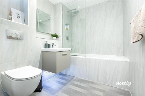 斯劳Vanburgh Court Apartments的浴室配有卫生间、盥洗盆和浴缸。