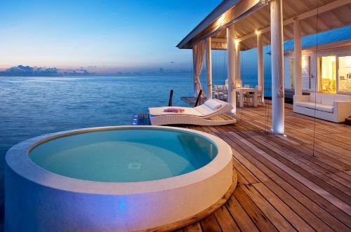 阿沙格岛Diamonds Athuruga Maldives Resort & Spa的房屋甲板上的按摩浴缸
