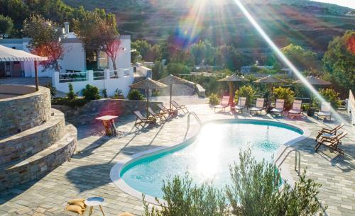 加利萨斯Anassa Cycladic Village的度假酒店内带桌椅的游泳池