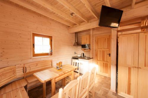 乌斯特卡Agroturystyka nad Morzem的小屋内带木桌的用餐室