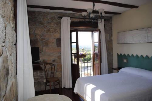 MoscánLas Horas Perdidas的一间卧室设有一张床和一个美景窗户。