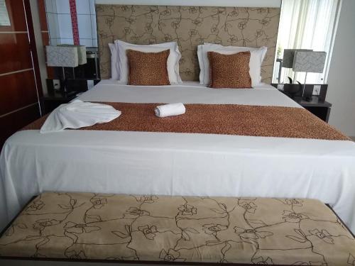 Crystal Palace Hotel客房内的一张或多张床位