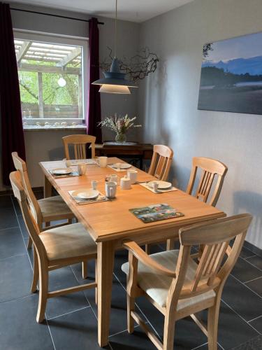 EhndorfHaus Wald und Wiese Wohnung Wald的一张带椅子的木桌和一间餐厅