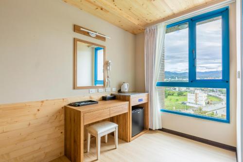 大溪桃园大溪三桥渡假旅店的客房设有木制书桌和窗户。