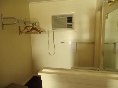 萨利纳特维乐汽车旅馆的带淋浴的浴室、风扇和窗户
