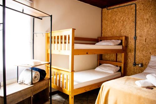 Esquina 8 Suítes Confort & Hostel客房内的一张或多张双层床