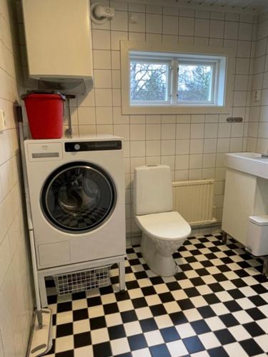 萨伦Lillhuset Norr Sälens By的一间带洗衣机和卫生间的浴室